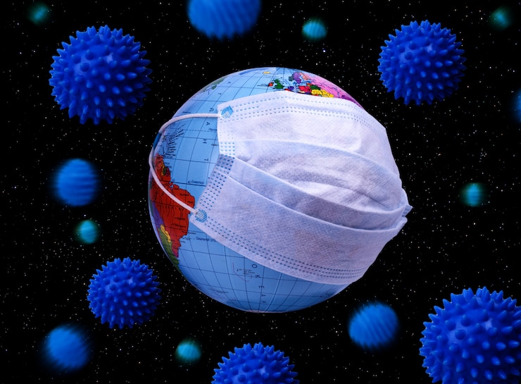 Foto de aardbol met een beschermend masker staat tegen de blauwe miniatuur van het virus. coronavirus, covid-19-concept.