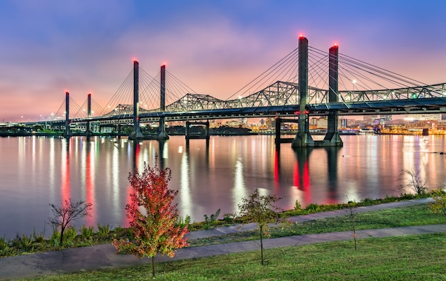 Foto de abraham lincoln bridge en de john f. kennedy memorial bridge over de ohio-rivier tussen louisville, kentucky en jeffersonville, indiana