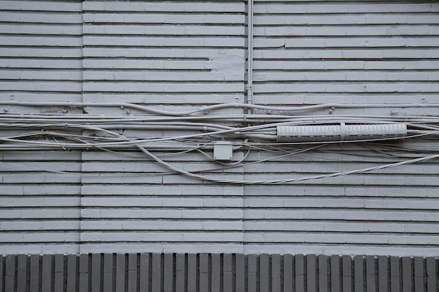 de abstracte witte muurtextuur in de straat