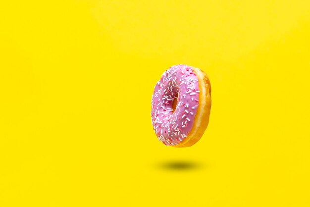 De abstracte zoete heerlijke donut geïsoleerd op kleur achtergrond