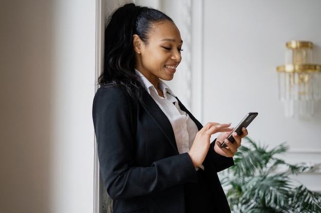 De accountant berekent het tegoed in de online tabel op de telefoon in de app Drukt een e-mail af