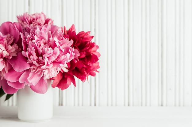 De achtergrond van de moederdag met roze pioenenbloemen