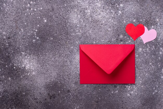 De achtergrond van de valentijnskaartendag met envelop