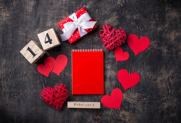De achtergrond van de valentijnskaartendag met rode harten
