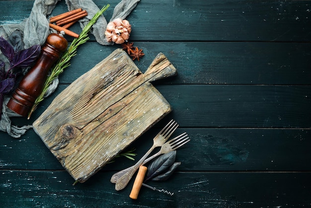 De achtergrond van koken Op een zwarte houten achtergrond Bovenaanzicht Vrije ruimte voor uw tekst