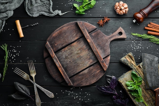 De achtergrond van koken Op een zwarte houten achtergrond Bovenaanzicht Vrije ruimte voor uw tekst