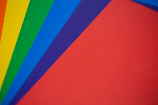 De achtergrondstructuur van gekleurd papier is als een regenboog in het kleurenspectrum verdeeld