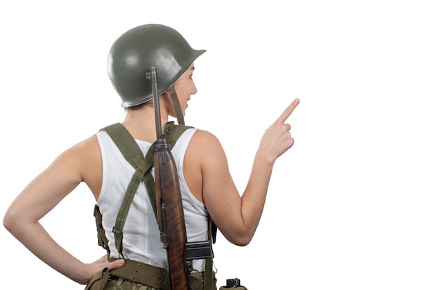 De achtermening van jonge vrouw kleedde zich in amerikaanse ww2 militaire eenvormige tonend leeg leeg uithangbord