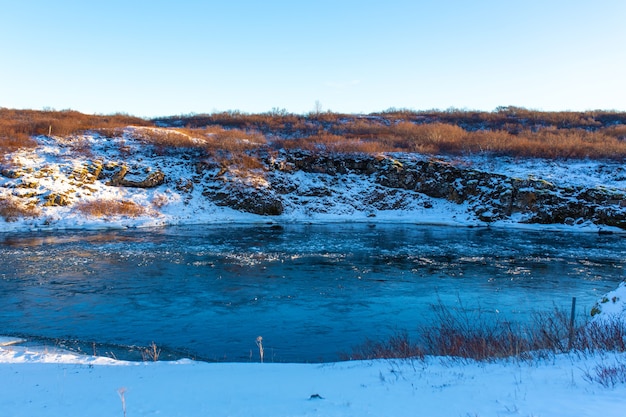 De adembenemende winterlandschappen van ijsland. rivier met stukjes ijs