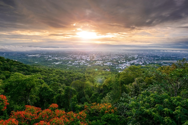 De Aerial Pan View van Chiang Mai City in bewolkte dag bij zonsopgang, Thailand