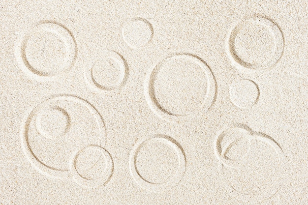 De afdrukken van cirkelvormen op het zand, achtergrond, bovenaanzicht