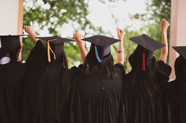 De afstuderende studentengroep droeg een zwarte hoed, zwarte hoed, bij de diploma-uitreiking aan de universiteit.