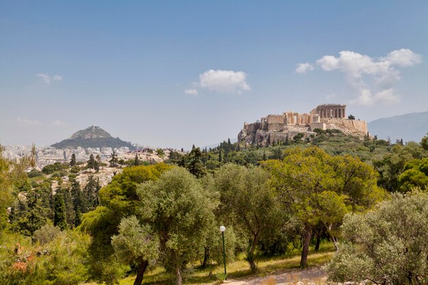 De Akropolis van Athene en de kerk van St. George op de top van de berg Lycabettus