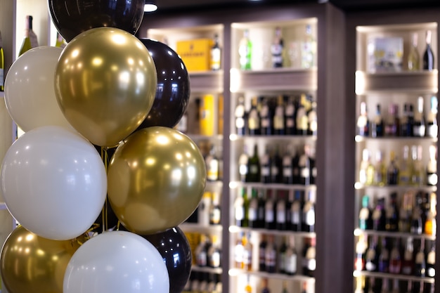 De alcoholwinkel is ter gelegenheid van de opening versierd met ballonnen