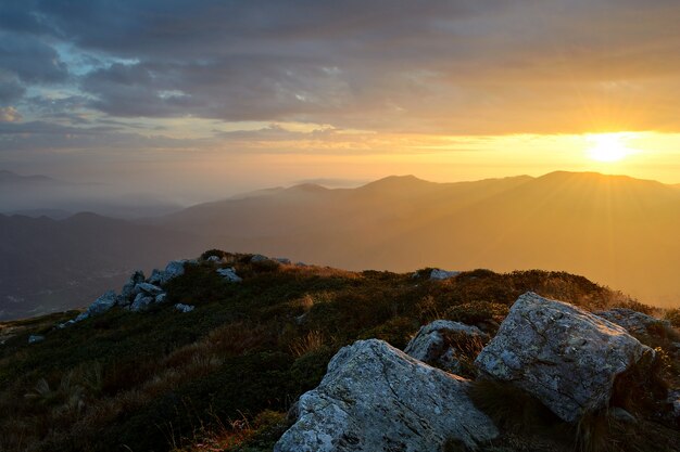 De Alpen in de herfst, zonsondergang vanaf de top van rotsachtige bergtoppen en bergkammen