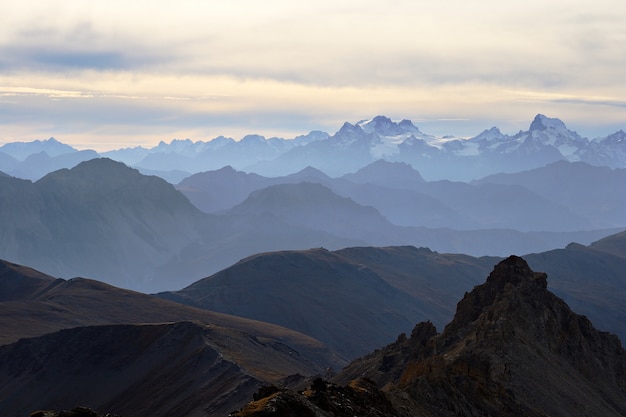 De Alpen in de herfst, zonsondergang vanaf de top van rotsachtige bergtoppen en bergkammen