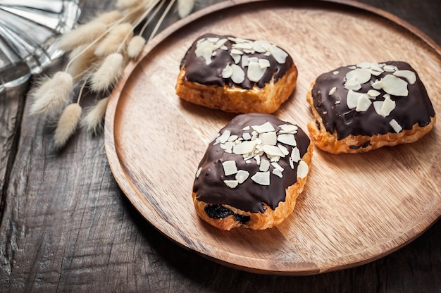 De amandelcake van de zoete chocolade op houten lijst