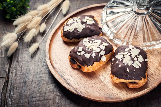 De amandelcake van de zoete chocolade op houten lijst