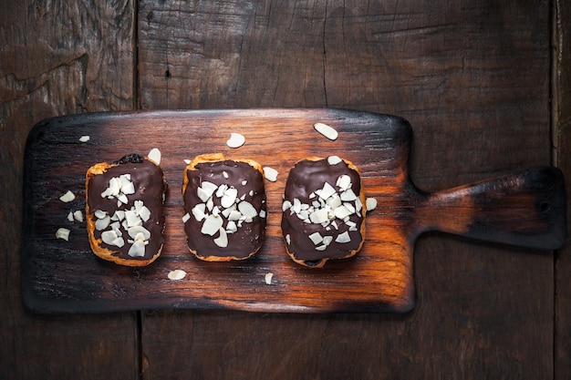 De amandelcake van de zoete chocolade op houten lijst