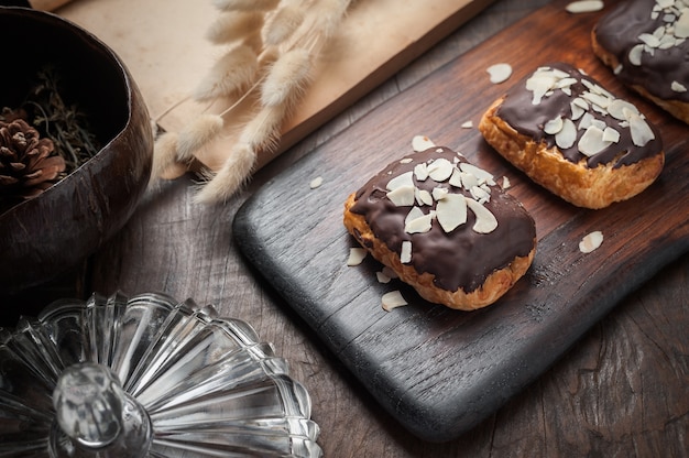 De amandelcake van de zoete chocolade op houten lijst