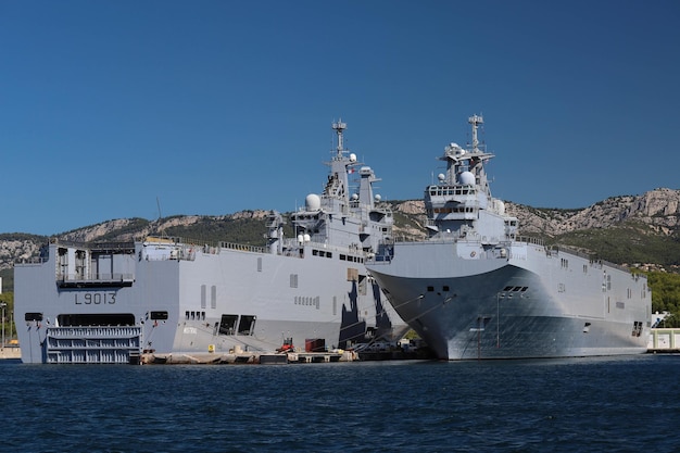 De amfibische aanvalsschepen Le Mistral en Le Tonnerre legden aan in de Franse marinebasis in de haven van Toulon, Frankrijk