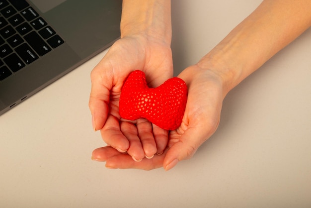 De anatomische modelschildklier in artsenpalmhand op het bureau