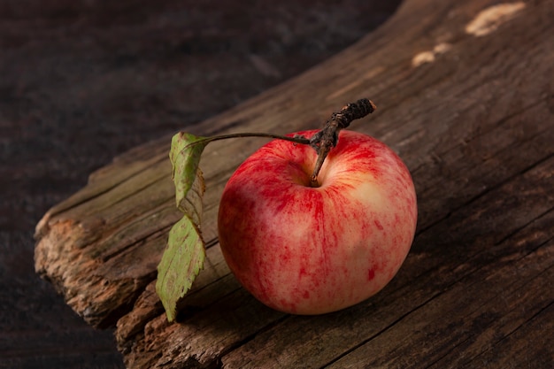 De appel ligt op een houten structuurbord