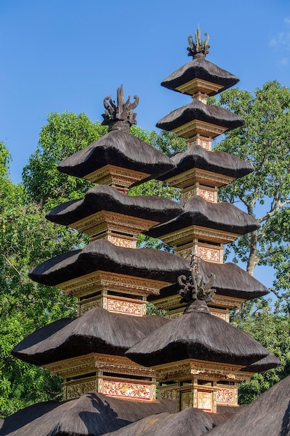 De architectuur van de hindoe-tempel op het eiland Bali in Ubud, Indonesië, Azië. Hoge toren met rieten dak en blauwe lucht