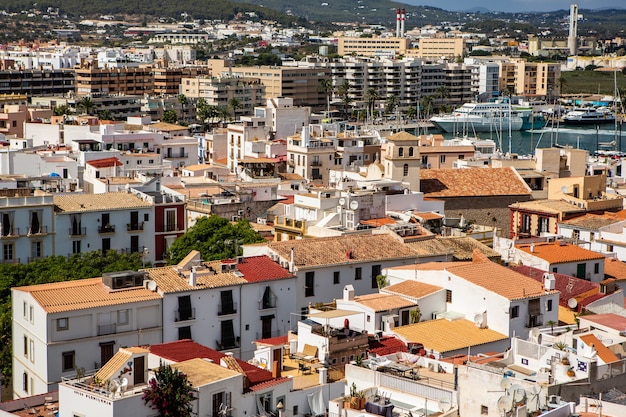 De architectuur van het eiland Ibiza Een charmante lege witte straat in het oude centrum van Eivissa