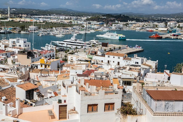 De architectuur van het eiland Ibiza Een charmante lege witte straat in het oude centrum van Eivissa