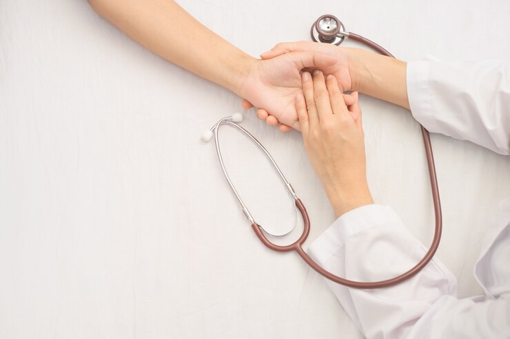 De arts diagnostiseert om ziekte op patiënt te genezen. Hart en stethoscoop voor medische gezondheidscontrole. healt