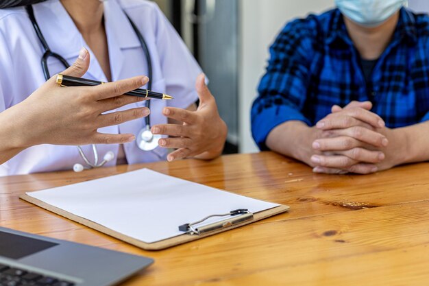 De arts en de patiënt bespreken de details van de behandeling, de resultaten van het lichamelijk onderzoek van de patiënt. jaarlijks lichamelijk onderzoek concept.