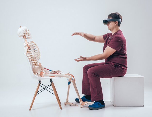 De arts gebruikt een augmented reality-bril om het menselijk skelet te onderzoeken