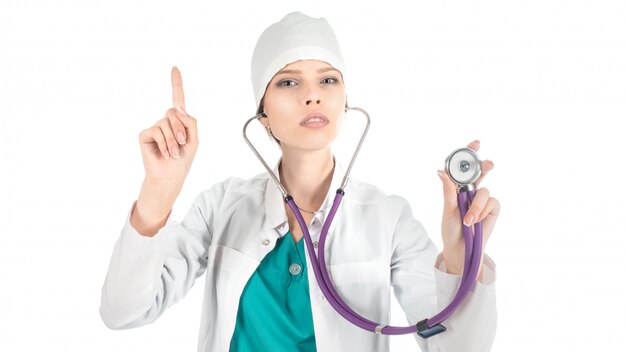De arts in wit uniform met stethoscoop, met in hand notitieboekje houdt haar vinger omhoog.