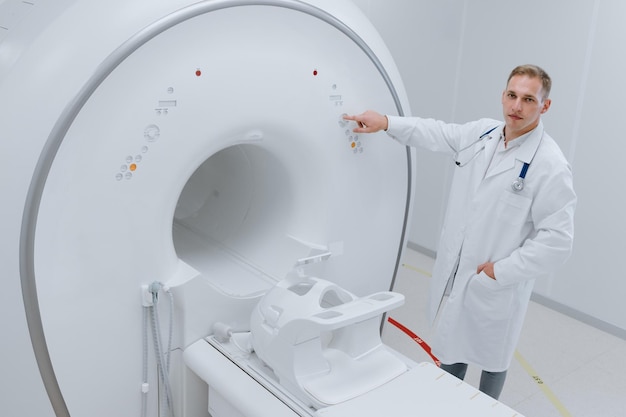 De arts past de MRI-machine aan Laboratorium voor röntgendiagnostiek in het ziekenhuis Studie van het menselijk brein