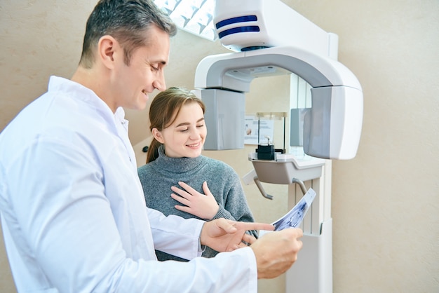 De arts toont de patiënt een röntgenfoto