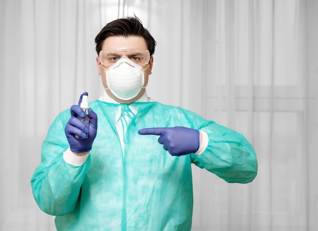 De arts wijst met een vinger naar een desinfecterende antiseptische spray, antiseptische spray in de hand van de dokter