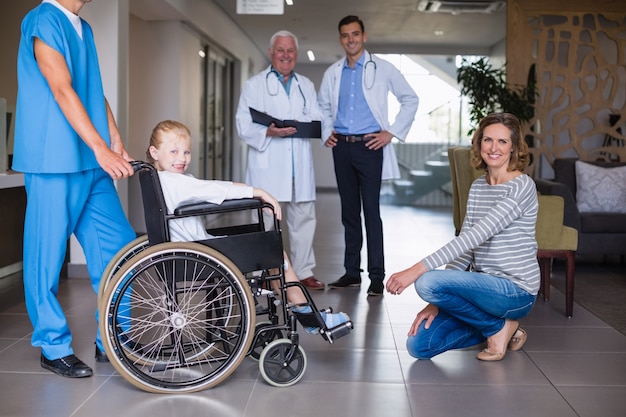 De artsen en de vrouw die bevinden zich met maken meisje in gang onbruikbaar