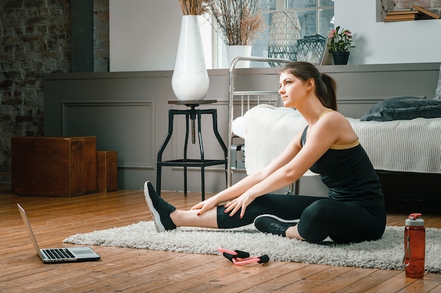 Foto de atleet die zich uitstrekt