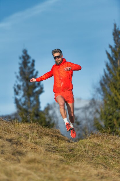 Foto de atleet loopt in de bergen.