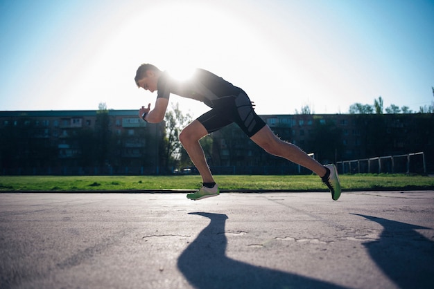 De atleet op de loopband rent vanaf het begin