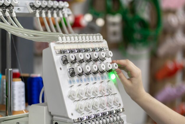 de automatische hightech naaimachine voor het industriële productieproces voor het maken van kleding en textiel