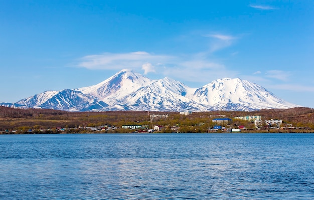 De Avachinsky-vulkaan torent hoog boven de stad Petropavlovsk-Kamchatsky uit.