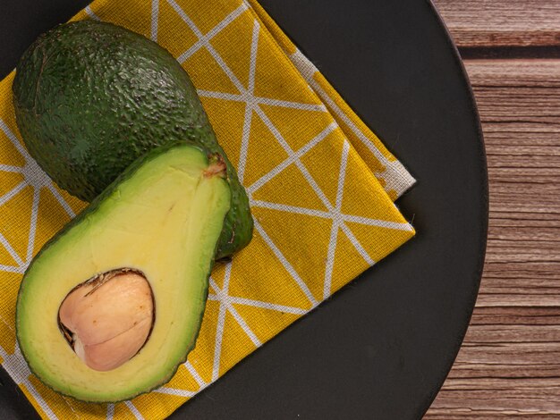 De avocado op houten tafelblad weergave afbeelding voor food concept.