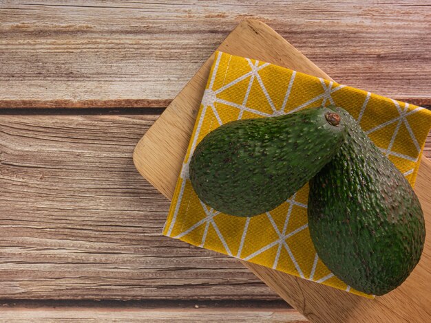 Foto de avocado op houten tafelblad weergave afbeelding voor food concept.