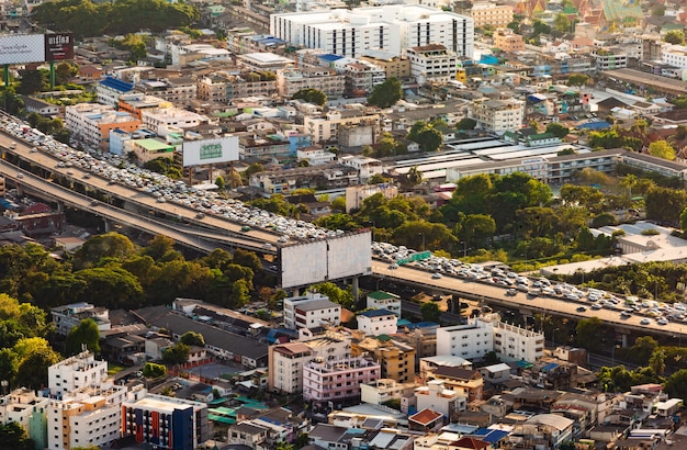 De avond en nachtlichten van Bangkok wanneer bekeken vanuit een hoek