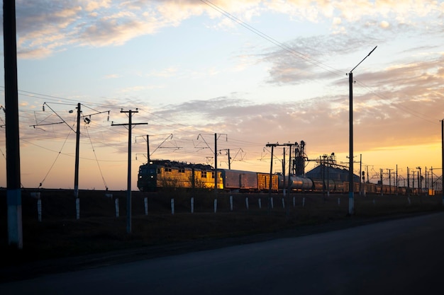 De avondtrein vertrekt bij zonsondergang Oude treinen