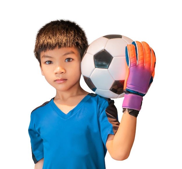 De Aziatische jongen is een voetbalkeeper die handschoenen draagt en een voetbal houdt die op wit wordt geïsoleerd.
