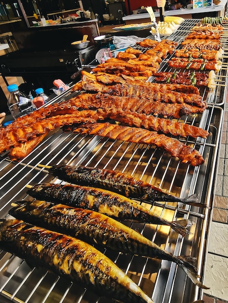 De Aziatische markt het vlees op de grill Thailand
