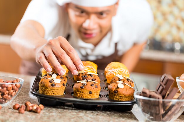 De Aziatische muffins van het mensenbaksel in huiskeuken